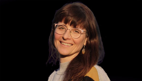 Die Illustratorin Christine Nippoldt, auch bekannt als Lilli L'Arronge
