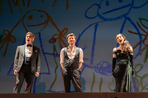 Teile des Ensembles von Candide. In der Mitte: Robert Nippoldt