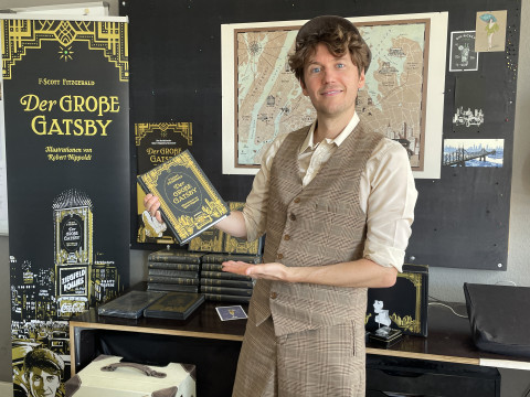 Robert Nippoldt präsentiert das von ihm neugestaltete Buch 