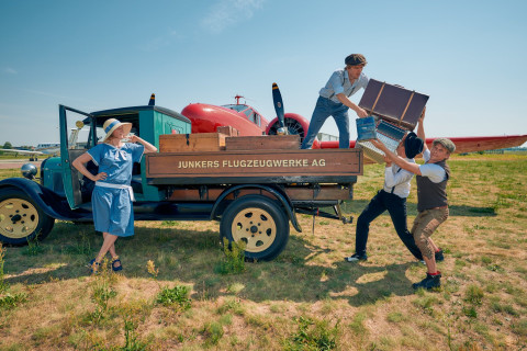 Lotta Stein, Philip Ritter, Christoph Kopp und Robert Nippoldt entladen einen historischen Pickup