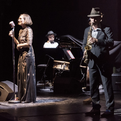 Lotta Stein (Gesang), Christian Manchen (Piano) und Markus Münsterteicher (Saxophon)