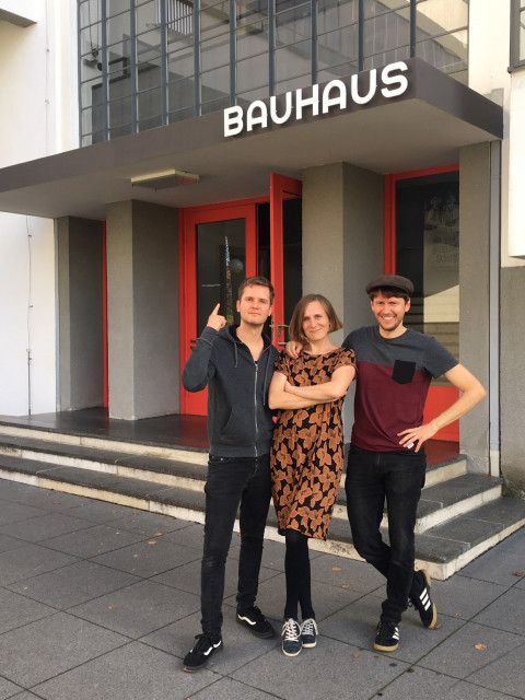 Philip Ritter, Lotta Stein und Robert Nippoldt vor am Bauhaus in Dessau