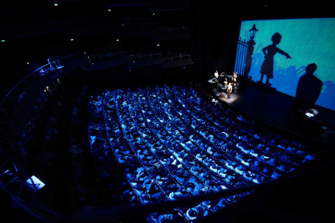 Scherenschnittanimation der Seeräuberjenny im vollbesetzten Theater Münster