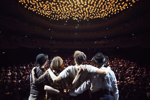 Christoph Kopp, Robert Nippoldt, Lotta Stein und Christian Manchen Arm im Arm im ausverkauften Theater Münster