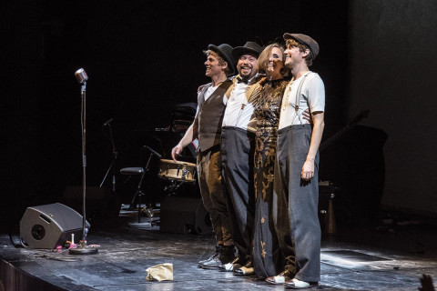 Christoph Kopp, Christian Manchen, Lotta Stein (Trio Größenwahn) und Robert Nippoldt singen 