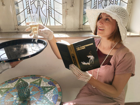 Lotta Stein vom Trio Größenwahn liest in dem Buch 