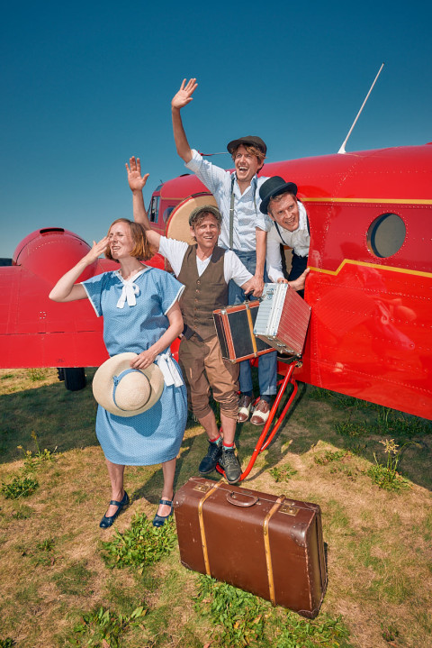 Lotta Stein, Christoph Kopp, Philip Ritter und Robert Nippoldt steigen aus einem historischen Flugzeug in Dessau