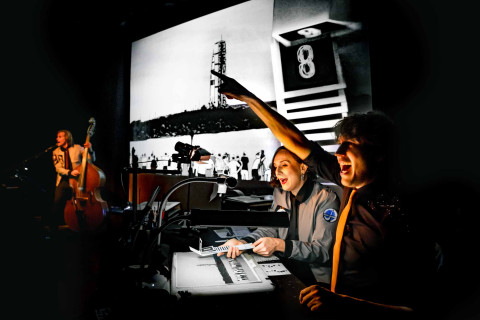 Countdown. Die Rakete hebt ab bei „Paper Moon“ der Show von Robert Nippoldt und dem Urknall Orchester