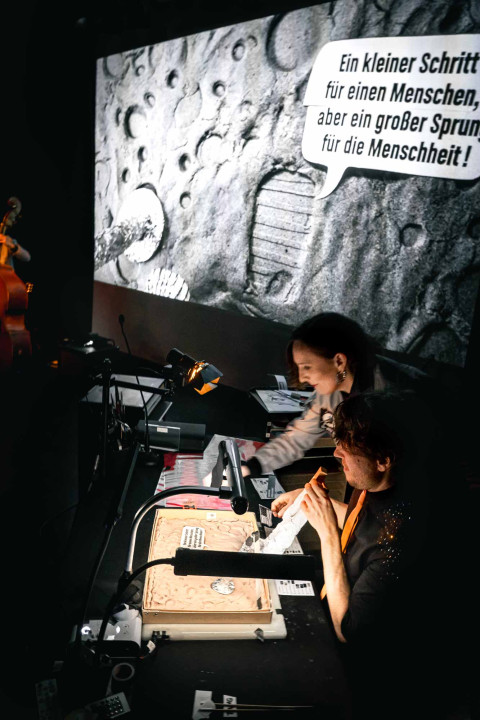 Neil Armstrong, der erste Mann auf dem Mond, live dargestellt von Robert Nippoldt und dem Urknall Orchester