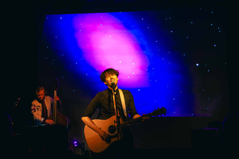 Robert Nippoldt spielt und singt Space Oddity von David Bowie