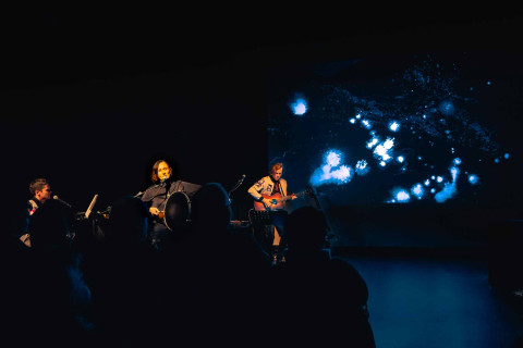 Across the universe, interpretiert vom Urknall Orchester um Lotta Stein